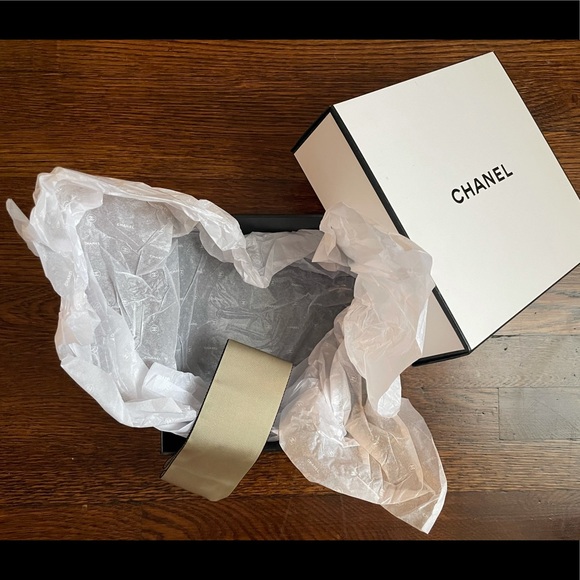 Chanel Gift Box - Picture 3 of 6
